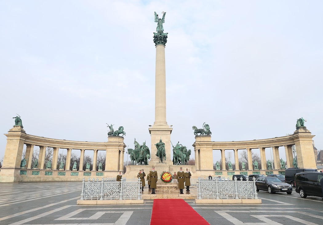 Chùm ảnh: Lễ đón trọng thể Thủ tướng Phạm Minh Chính thăm chính thức Hungary- Ảnh 8.