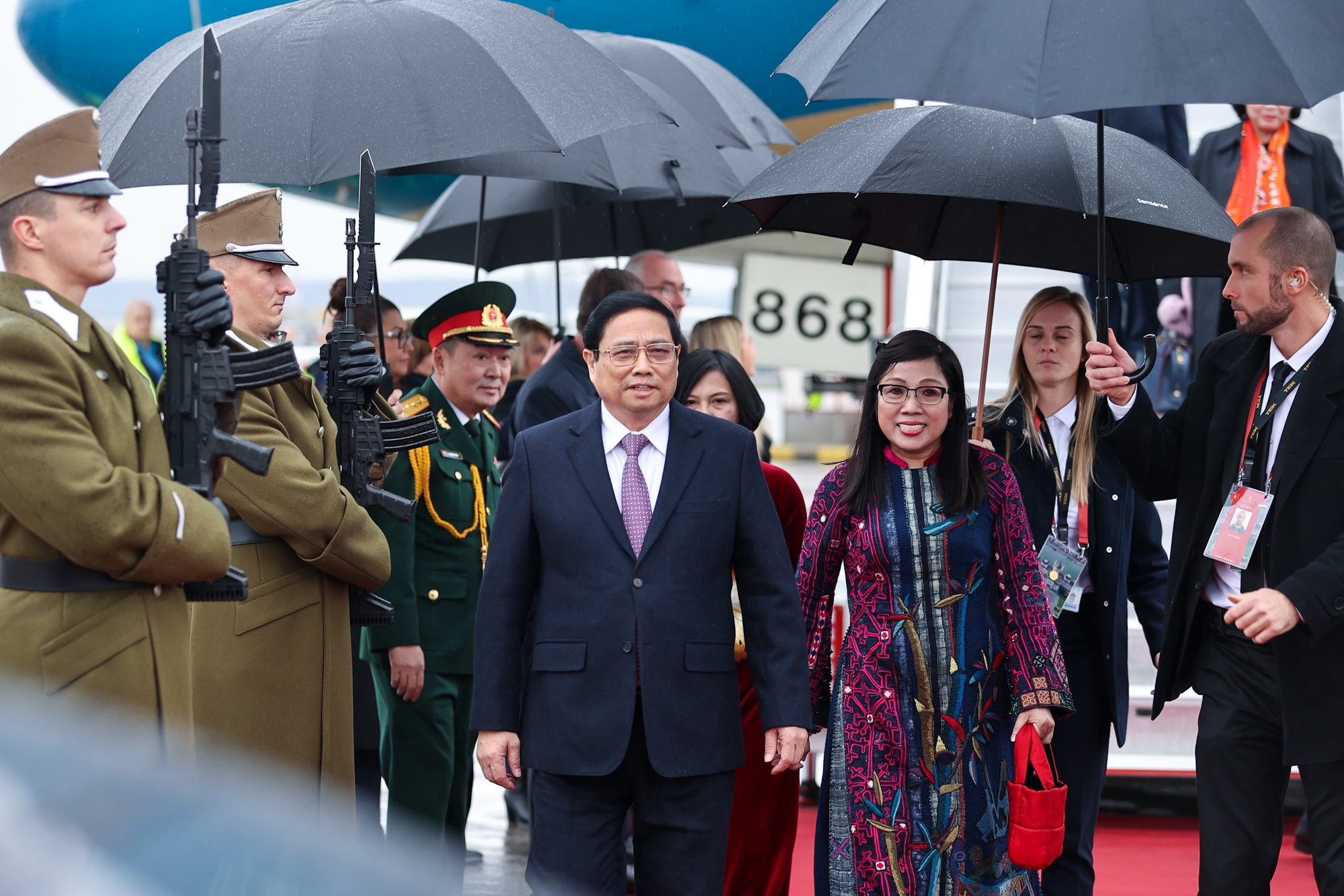Thủ tướng Phạm Minh Chính tới Thủ đô Budapest, bắt đầu thăm chính thức Hungary- Ảnh 6.