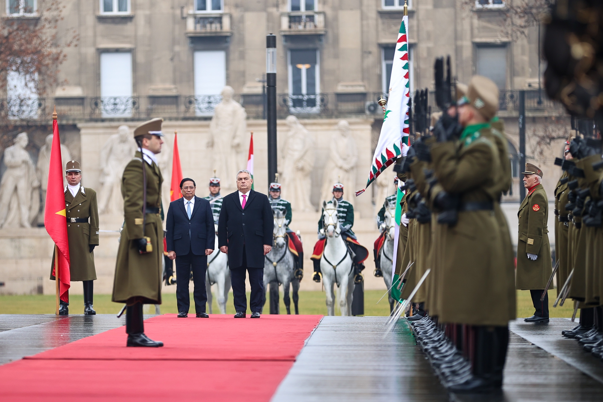 Chùm ảnh: Lễ đón trọng thể Thủ tướng Phạm Minh Chính thăm chính thức Hungary- Ảnh 6.