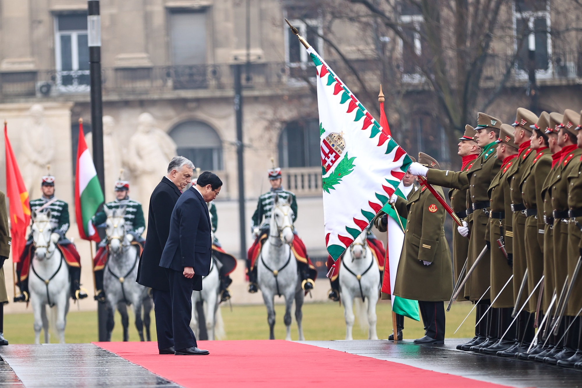 Chùm ảnh: Lễ đón trọng thể Thủ tướng Phạm Minh Chính thăm chính thức Hungary- Ảnh 2.