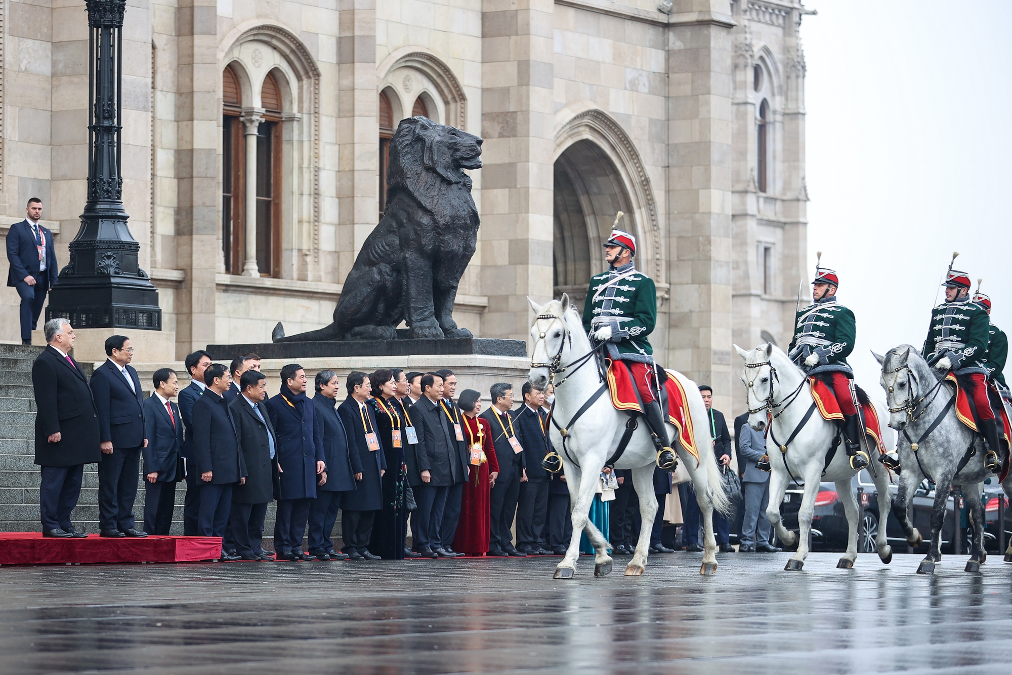 Chùm ảnh: Lễ đón trọng thể Thủ tướng Phạm Minh Chính thăm chính thức Hungary- Ảnh 3.