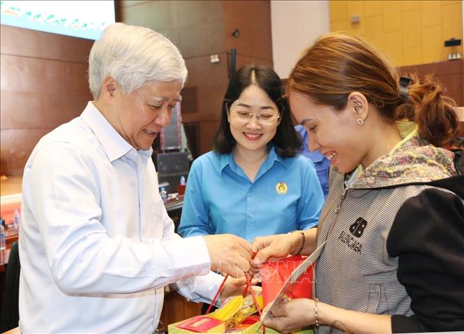 Chủ tịch Ủy ban Trung ương MTTQ Việt Nam tặng quà Tết cho công nhân lao động tại Bình Dương- Ảnh 1.