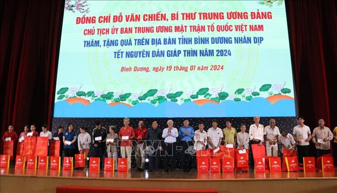 Chủ tịch Ủy ban Trung ương MTTQ Việt Nam tặng quà Tết cho công nhân lao động tại Bình Dương- Ảnh 2.