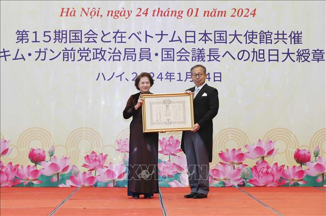 Đại sứ Nhật Bản tại Việt Nam Yamada Takio trao Huân chương Mặt trời mọc Đại thập tự hạng Nhất cho nguyên Chủ tịch Quốc hội Nguyễn Thị Kim Ngân
