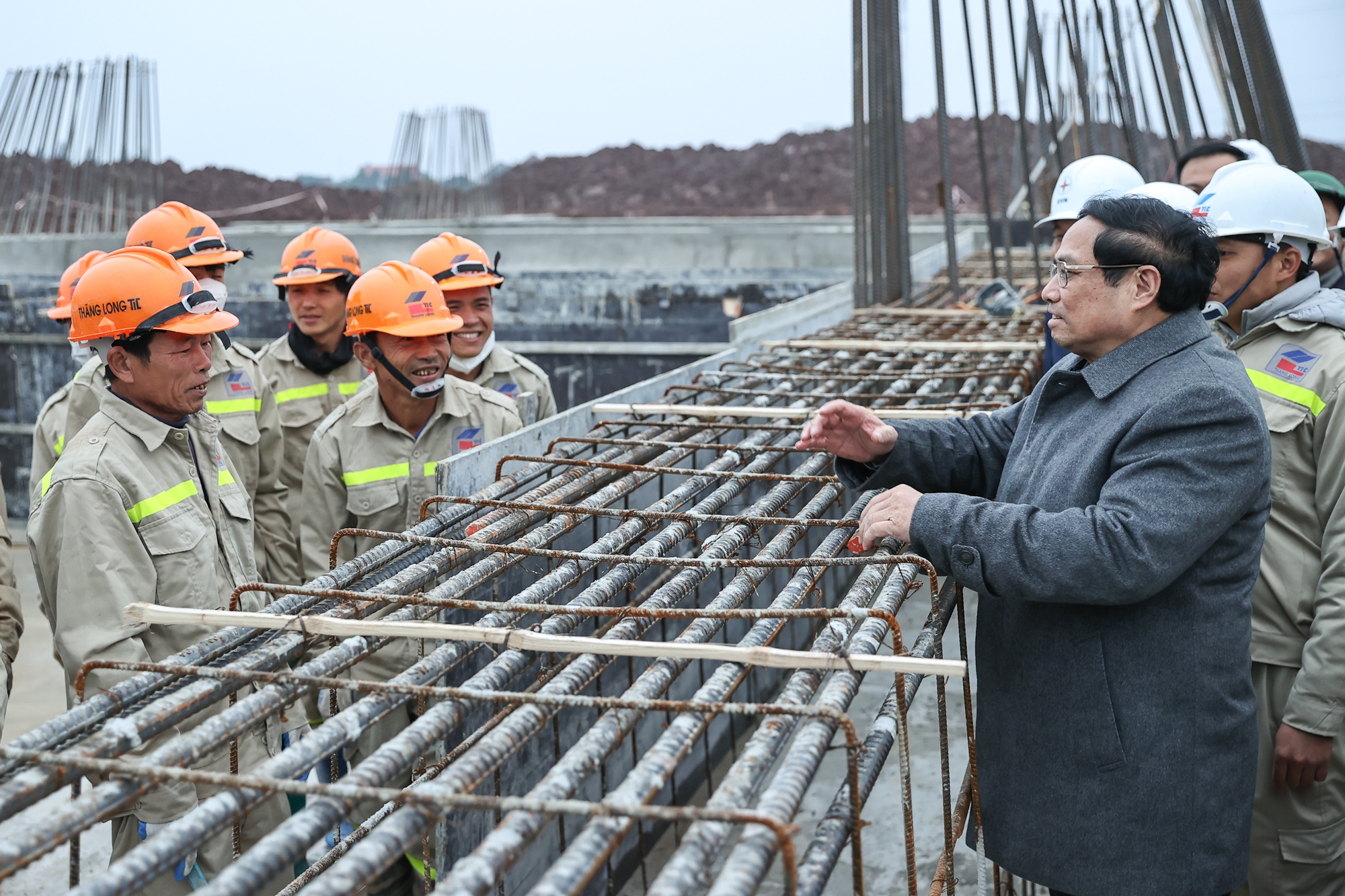 Thủ tướng trò chuyện vời người lao động đang thi công vị trí 41 ở xã Thượng Kiệm, huyện Kim Sơn, tỉnh Ninh Bình- Ảnh: VGP/Nhật Bắc