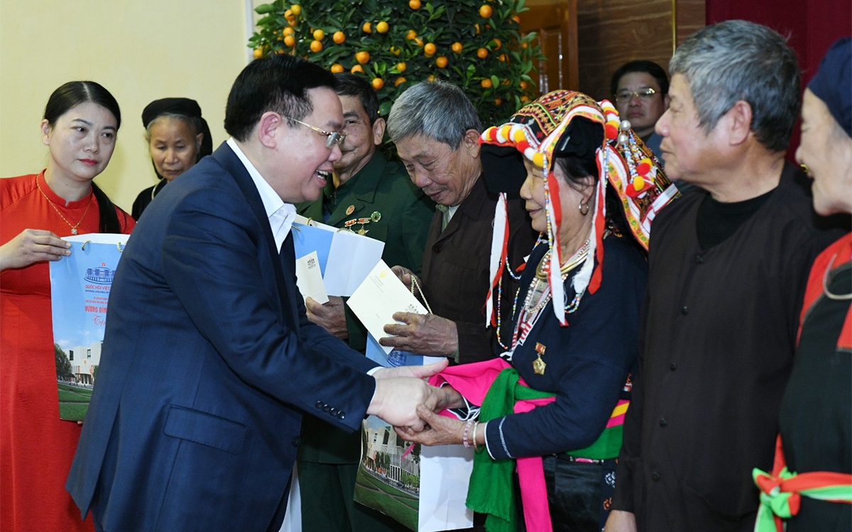 Chủ tịch Quốc hội chúc Tết, tặng quà hộ chính sách, công nhân, Trung đoàn Không quân 921 tại Yên Bái