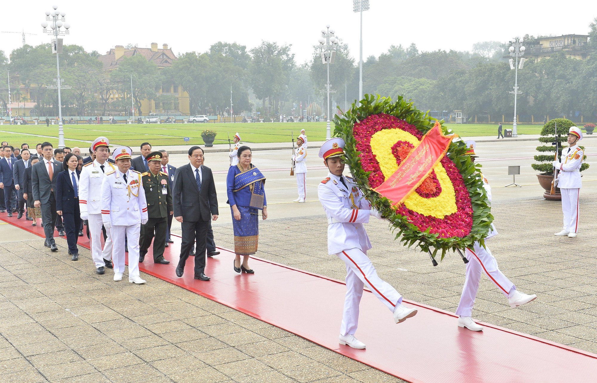 Chùm ảnh: Lễ đón trọng thể Thủ tướng Lào Sonexay Siphandone thăm chính thức Việt Nam- Ảnh 2.