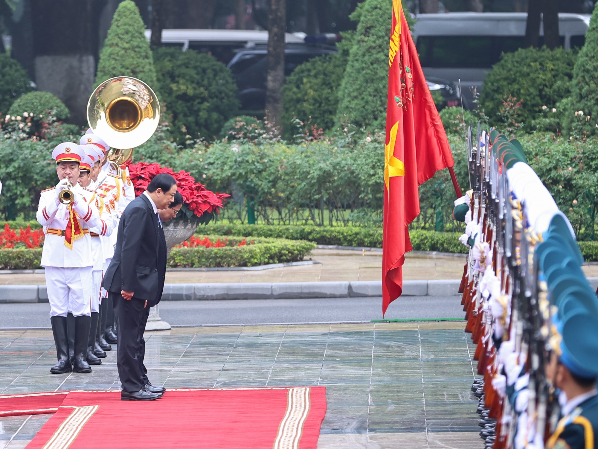 Chùm ảnh: Lễ đón trọng thể Thủ tướng Lào Sonexay Siphandone thăm chính thức Việt Nam- Ảnh 5.