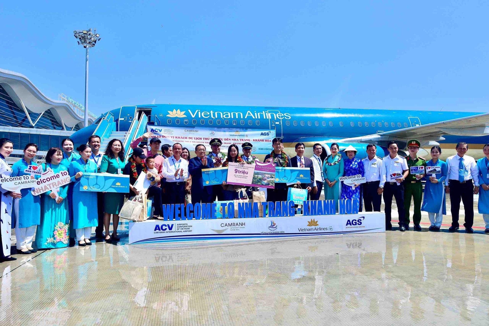 Vietnam Airlines chào đón hành khách thứ 9 triệu đến Khánh Hòa- Ảnh 2.