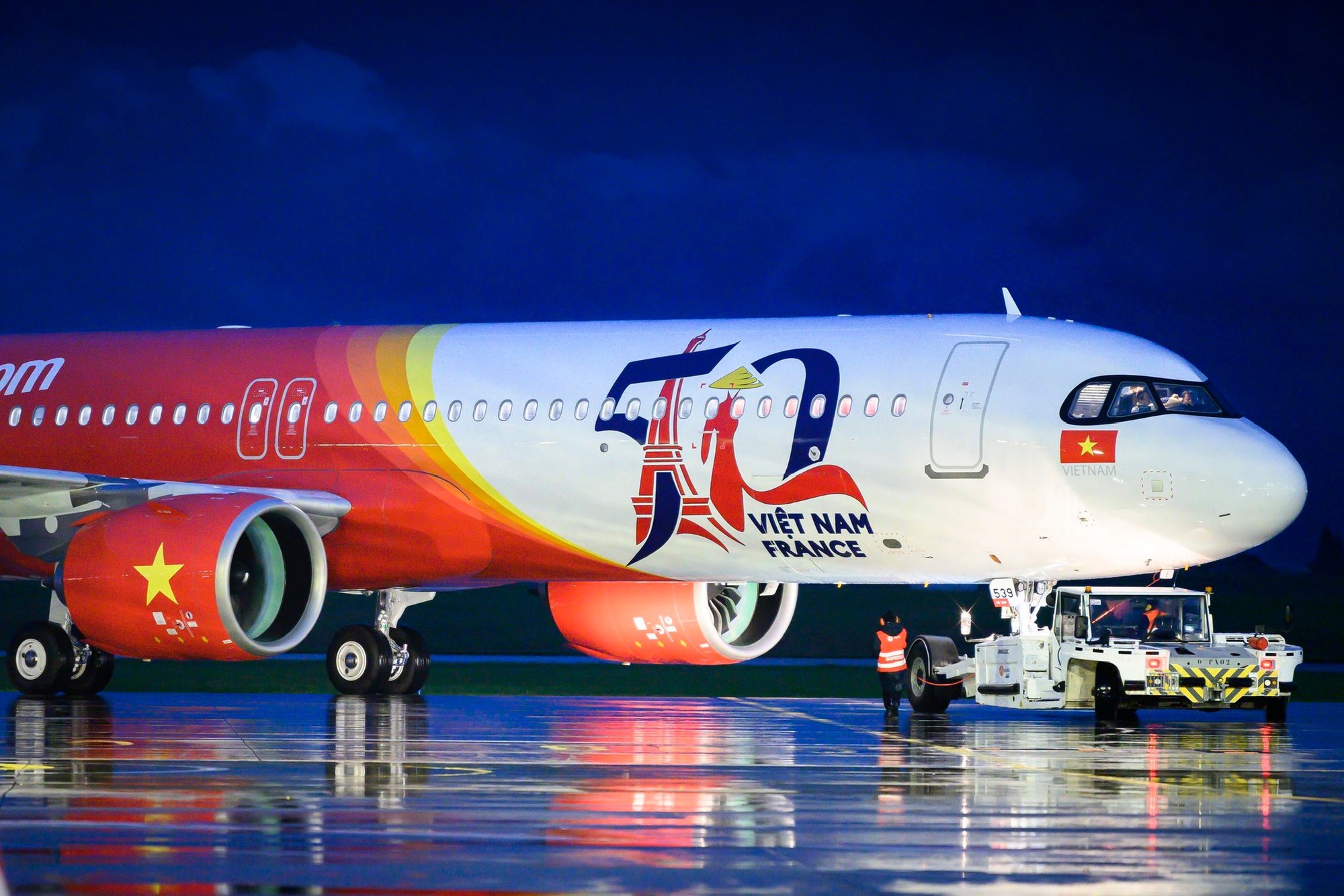 Tàu bay Vietjet mang hình ảnh mừng quan hệ Việt Nam – Pháp đã về tới TPHCM
- Ảnh 3. Tàu bay Vietjet mang hình ảnh mừng quan hệ Việt Nam – Pháp đã về tới TPHCM
- Ảnh 3.