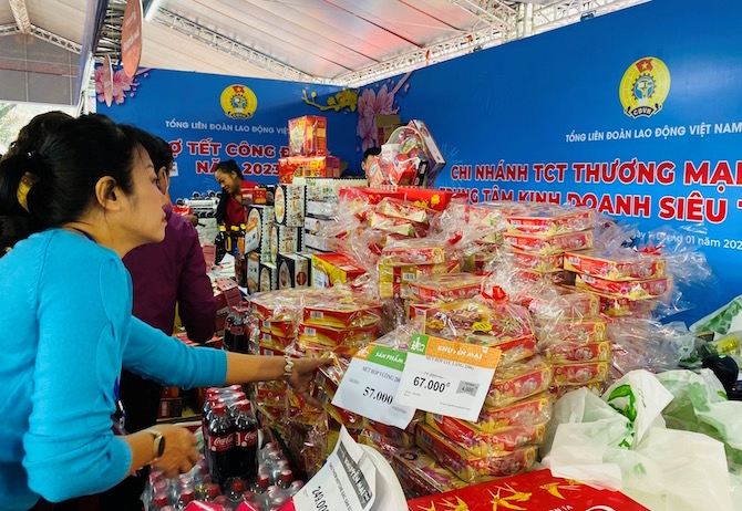 Nhiều hoạt động chăm lo cho người lao động dịp Tết Ất Tỵ- Ảnh 1. Nhiều hoạt động chăm lo cho người lao động dịp Tết Ất Tỵ- Ảnh 1.