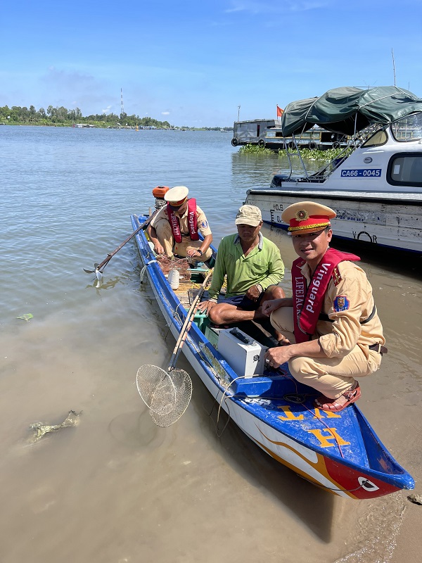 Đấu tranh, ngăn chặn đánh bắt thủy sản trái phép trong mùa nước nổi- Ảnh 1.