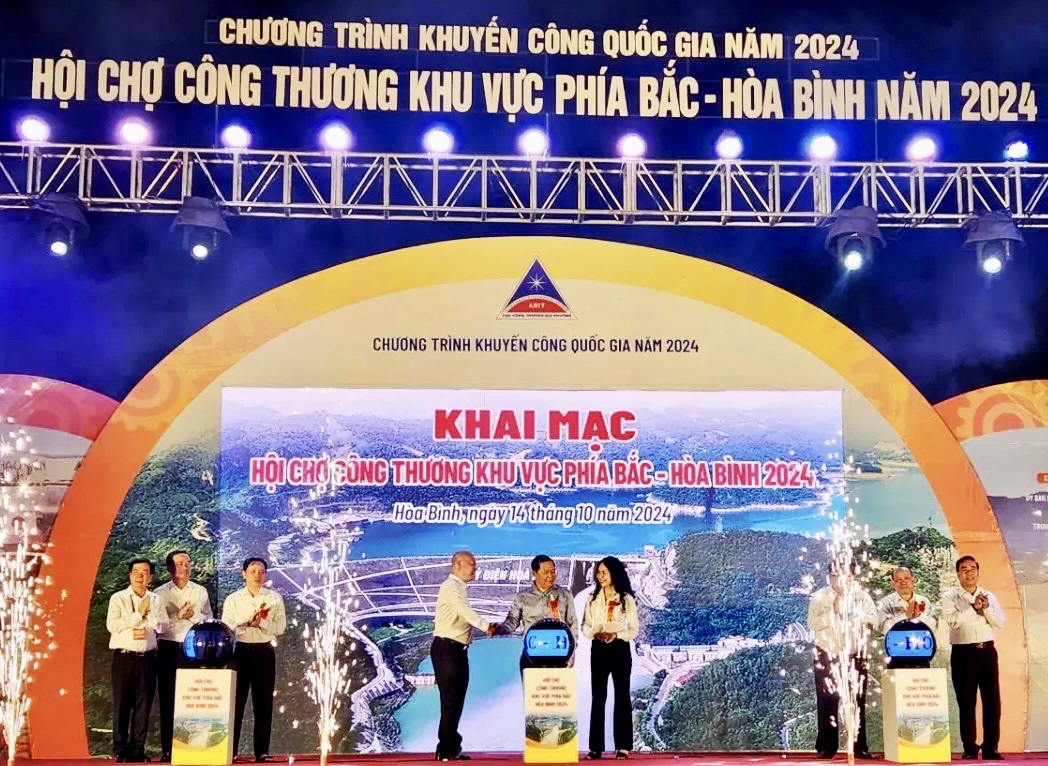 Khai mạc Hội chợ Công Thương khu vực phía Bắc- Hòa Bình 2024- Ảnh 1.