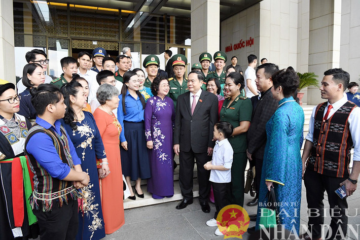 Chủ tịch Quốc hội Trần Thanh Mẫn gặp mặt tập thể, cá nhân nhận giải thưởng Vừ A Dính- Ảnh 3.