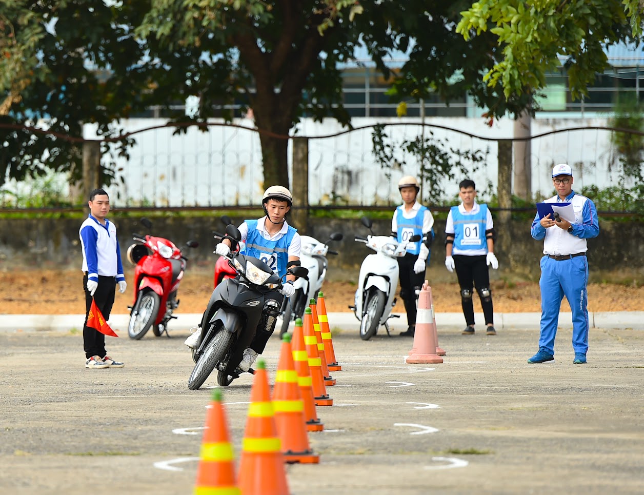 Nâng cao ý thức chấp hành luật và kỹ năng điều khiển mô tô an toàn cho học sinh, sinh viên- Ảnh 7.