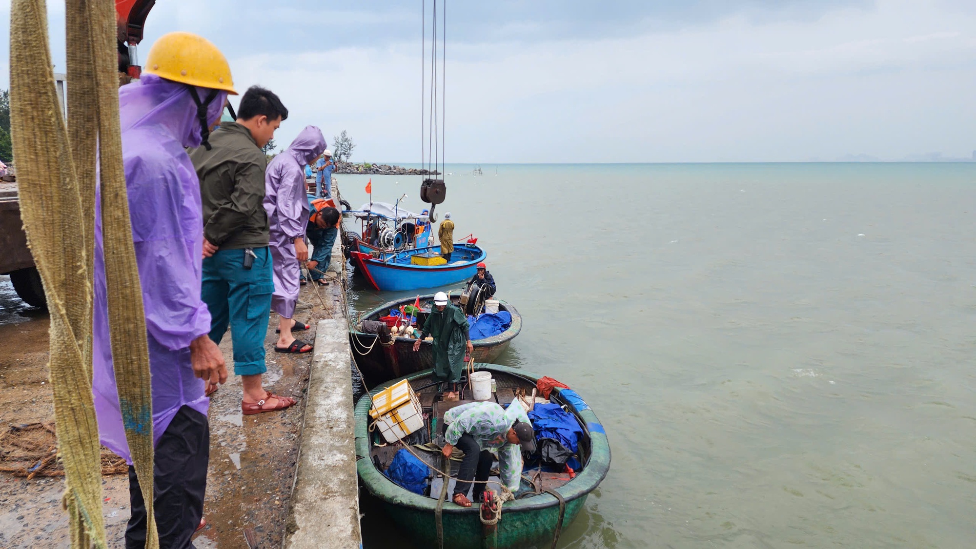 Ngư dân Đà Nẵng khẩn trương ứng phó bão số 6- Ảnh 5.