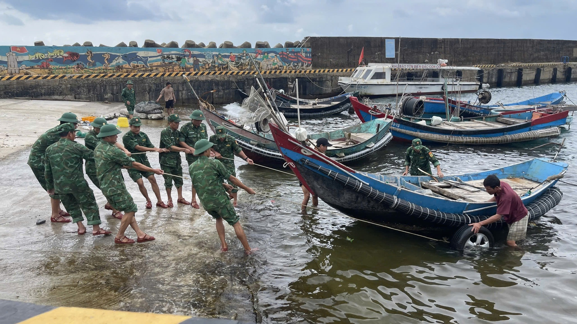 Lực lượng biên phòng tích cực hỗ trợ nhân dân phòng chống bão số 6- Ảnh 2.