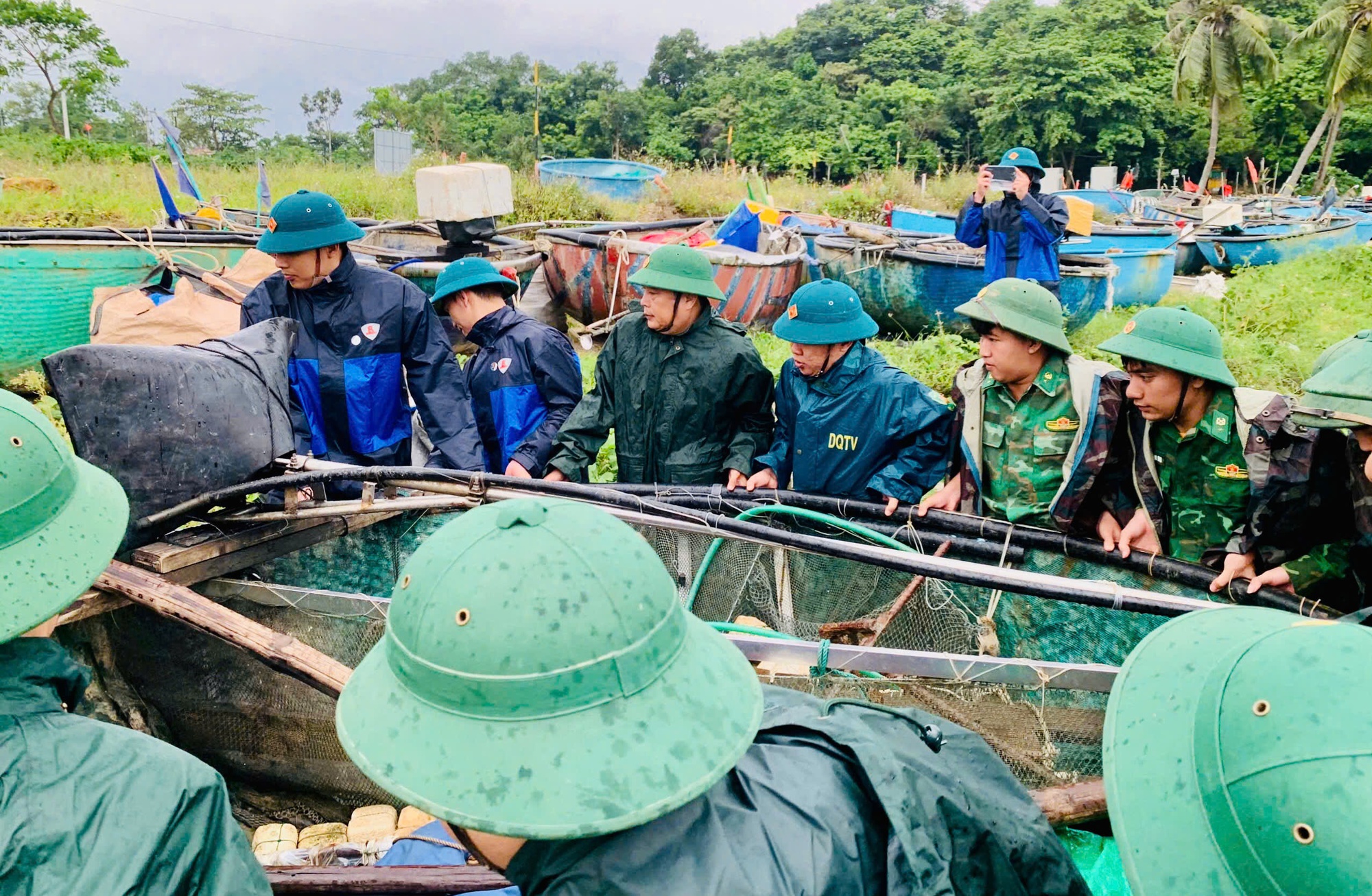 Lực lượng biên phòng tích cực hỗ trợ nhân dân phòng chống bão số 6- Ảnh 4.