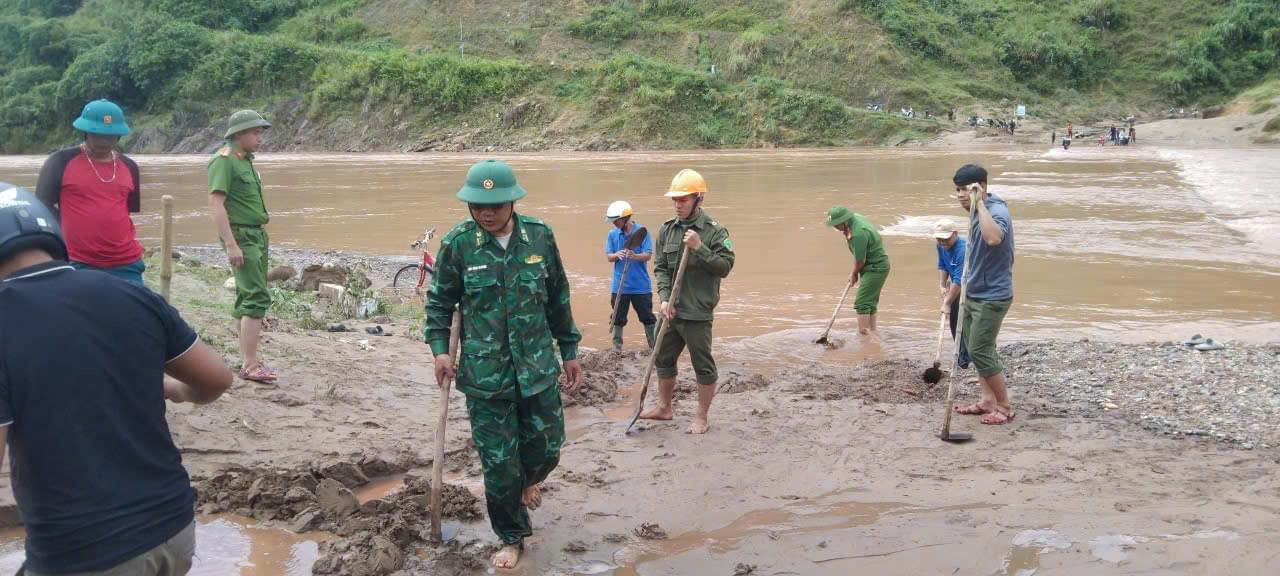 Quảng Trị sơ tán hơn 2.400 người dân, cho học sinh nghỉ học để tránh lũ- Ảnh 8.