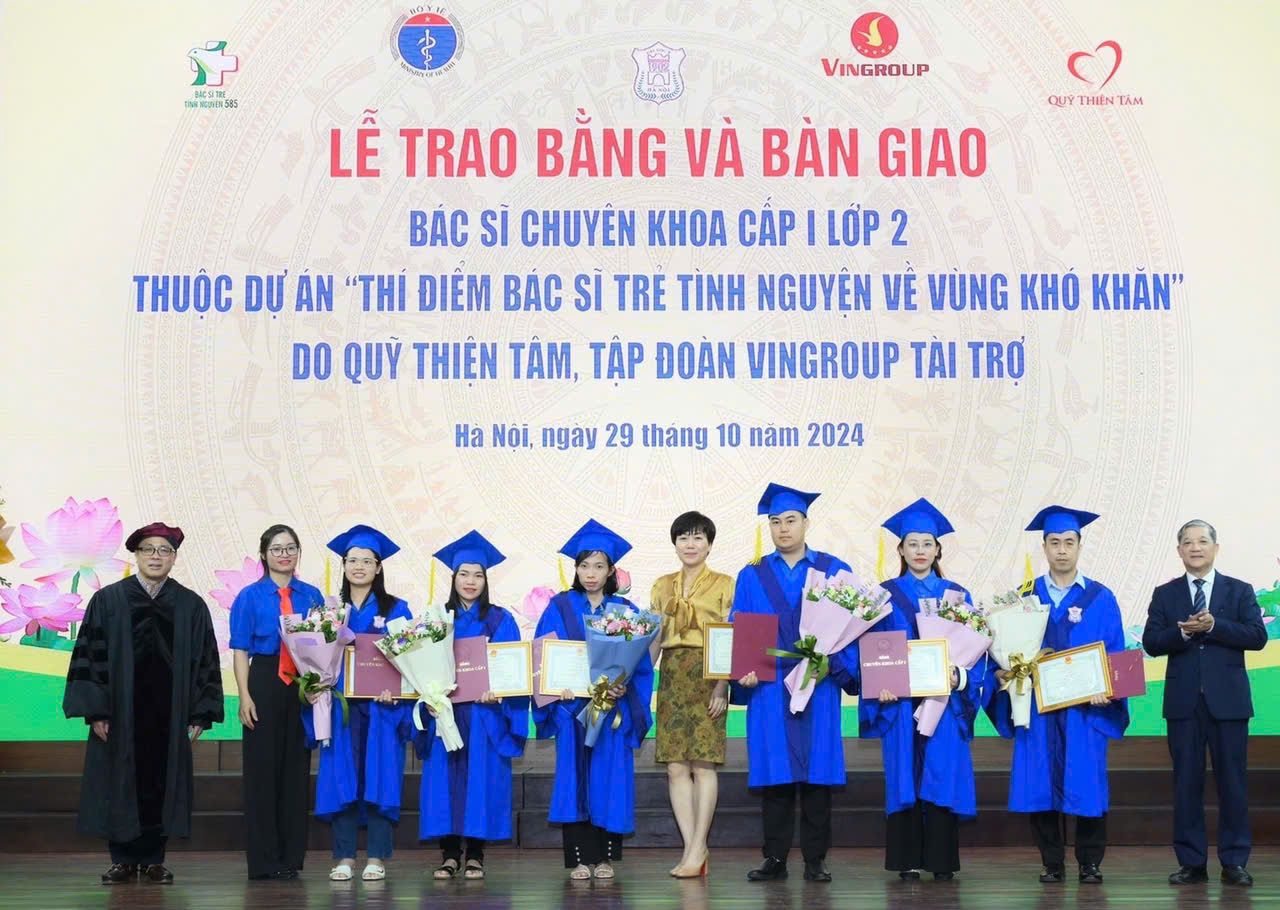 Trao bằng và bàn giao 42 bác sĩ trẻ tình nguyện công tác tại 26 huyện khó khăn- Ảnh 2.