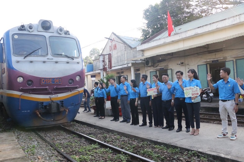 Hàng nghìn vé tàu, vé máy bay miễn phí cho người lao động về quê đón Tết Ất Tỵ- Ảnh 1.