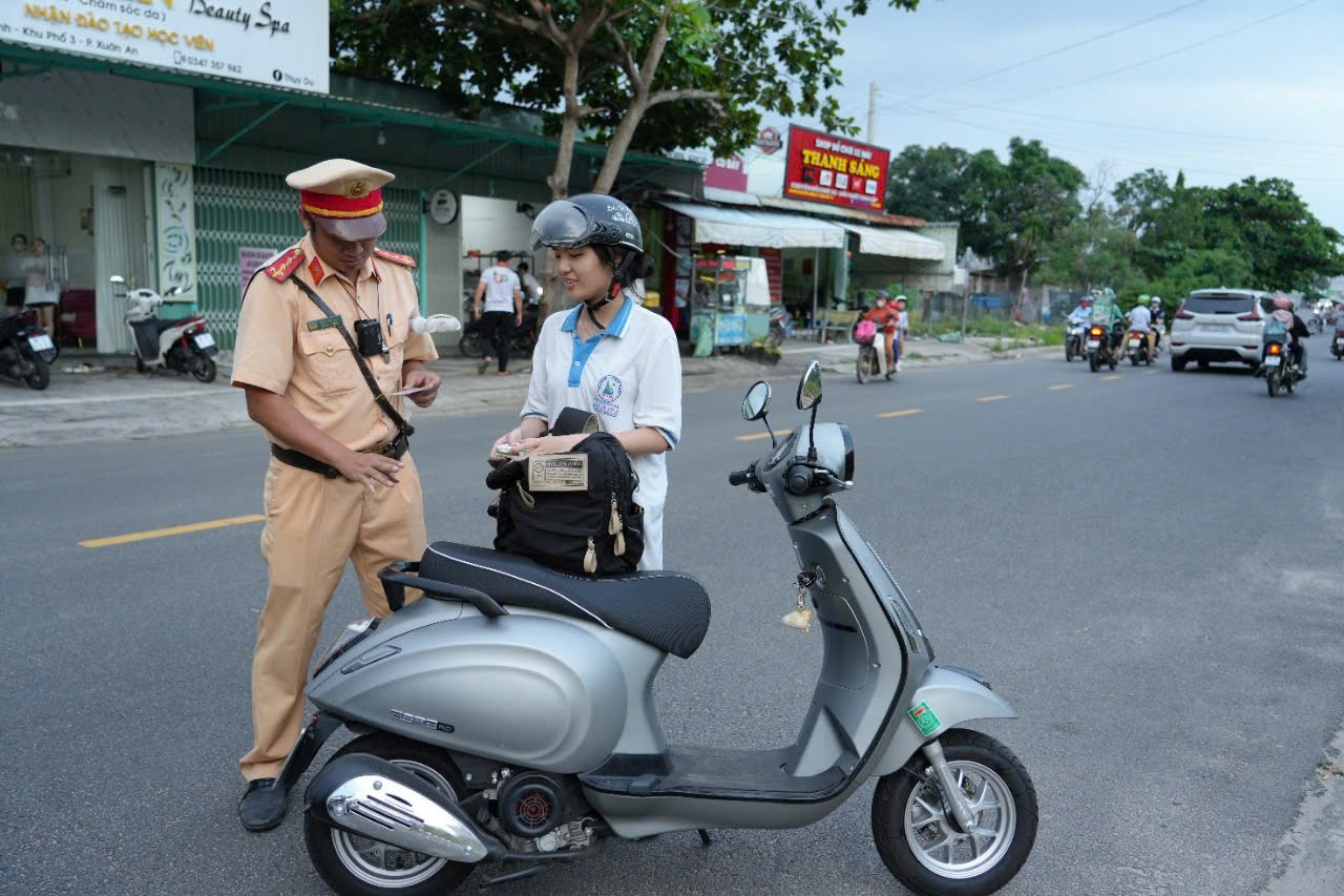 Công an cả nước xử phạt nhiều trường hợp học sinh vi phạm giao thông- Ảnh 1.