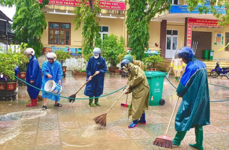 Quảng Trị huy động lực lượng dọn bùn đất, vệ sinh môi trường sau mưa lũ- Ảnh 8.