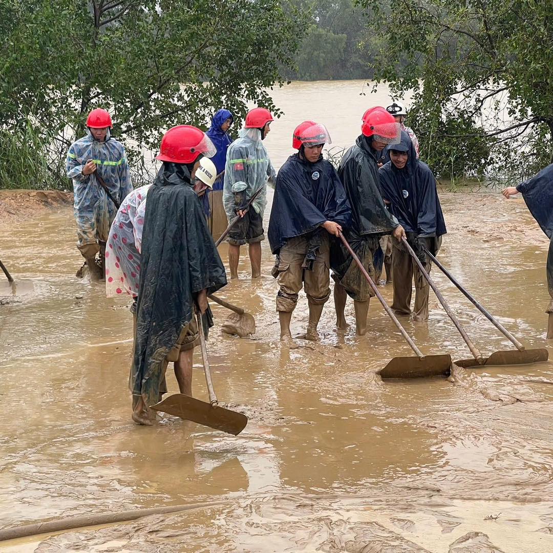 Quảng Trị huy động lực lượng dọn bùn đất, vệ sinh môi trường sau mưa lũ- Ảnh 6.