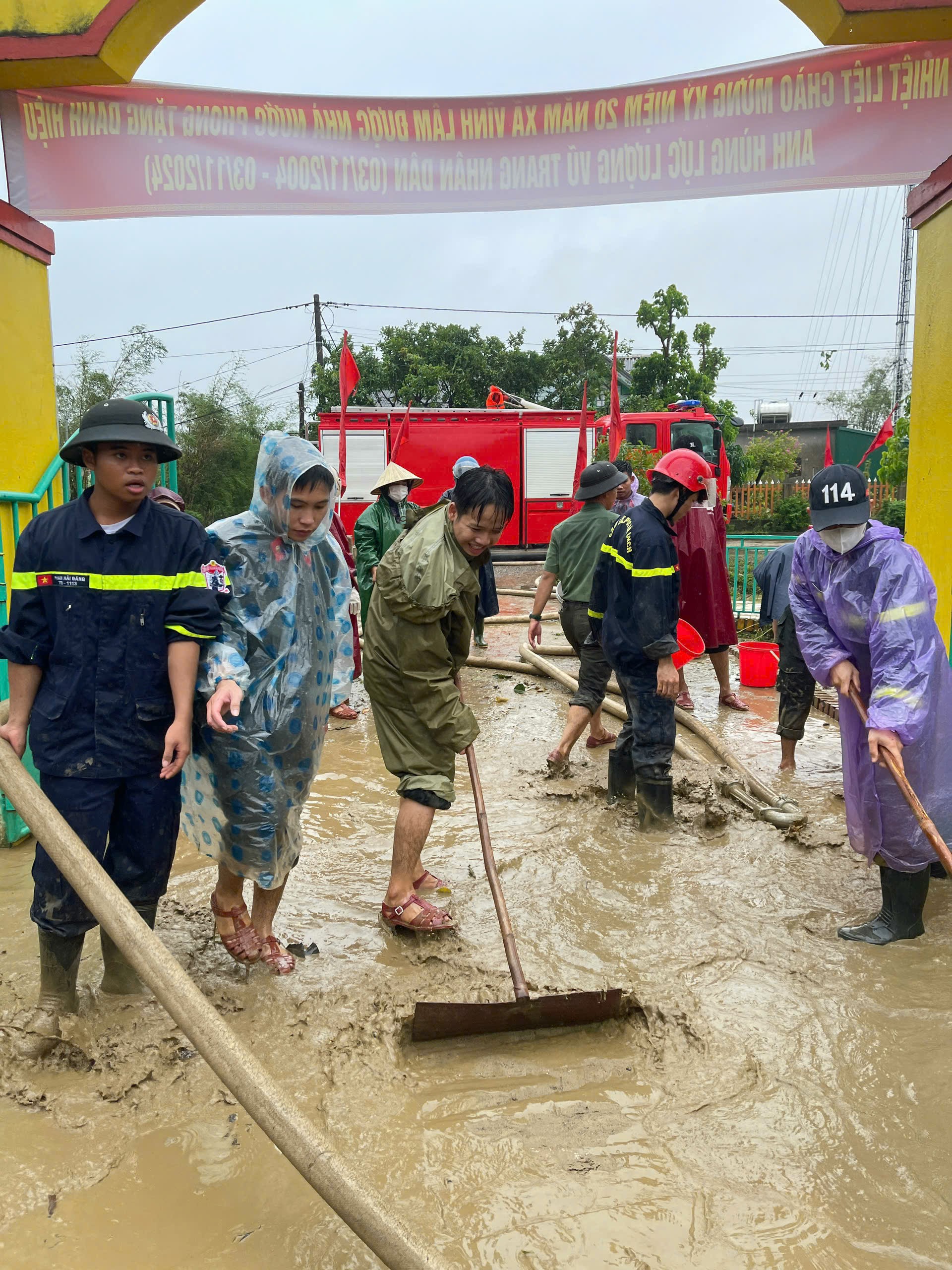 Quảng Trị huy động lực lượng dọn bùn đất, vệ sinh môi trường sau mưa lũ- Ảnh 5.