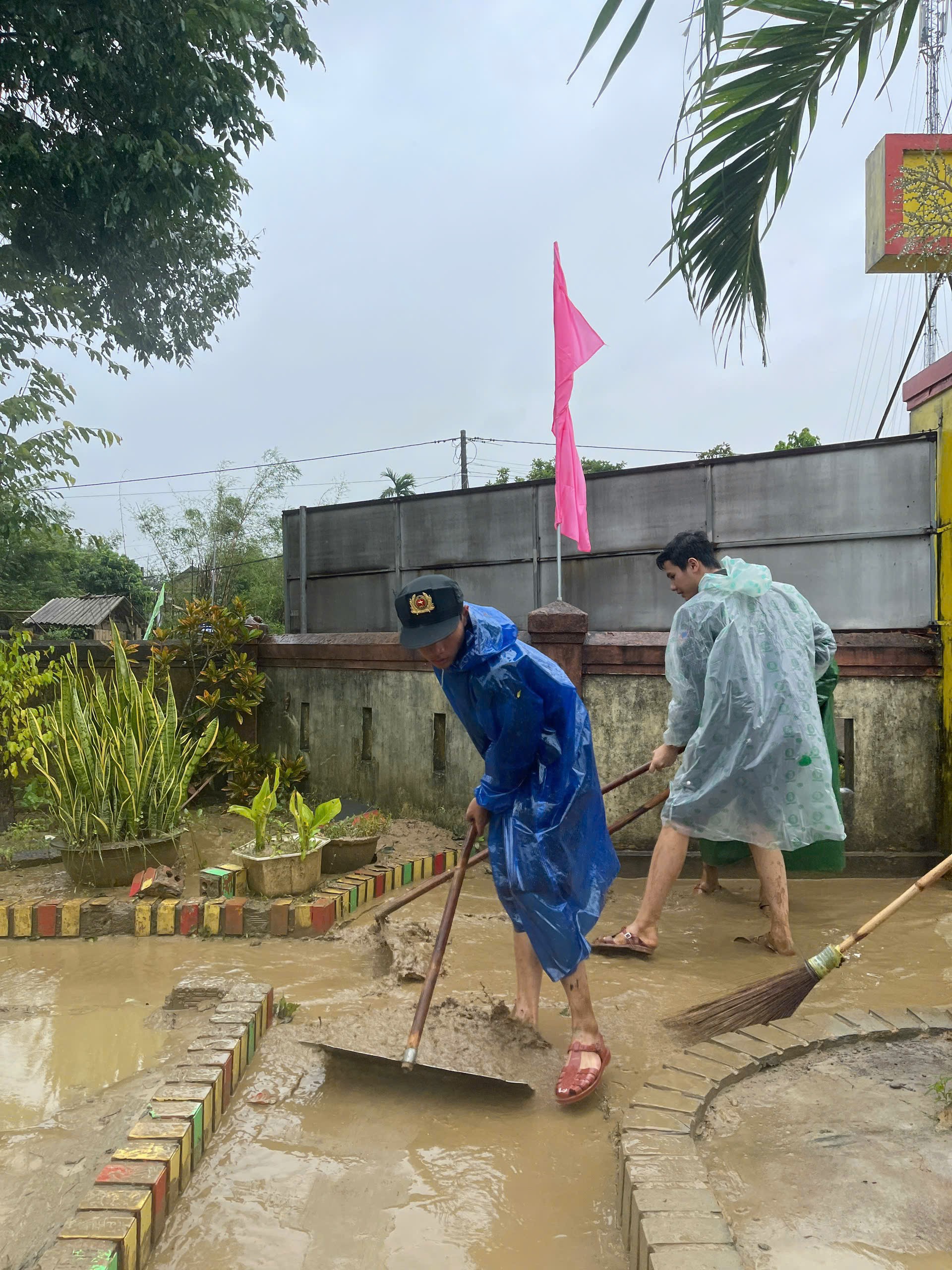 Quảng Trị huy động lực lượng dọn bùn đất, vệ sinh môi trường sau mưa lũ- Ảnh 4.