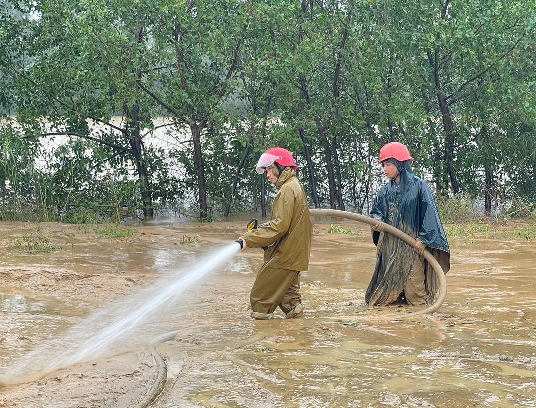 Quảng Trị huy động lực lượng dọn bùn đất, vệ sinh môi trường sau mưa lũ- Ảnh 9.