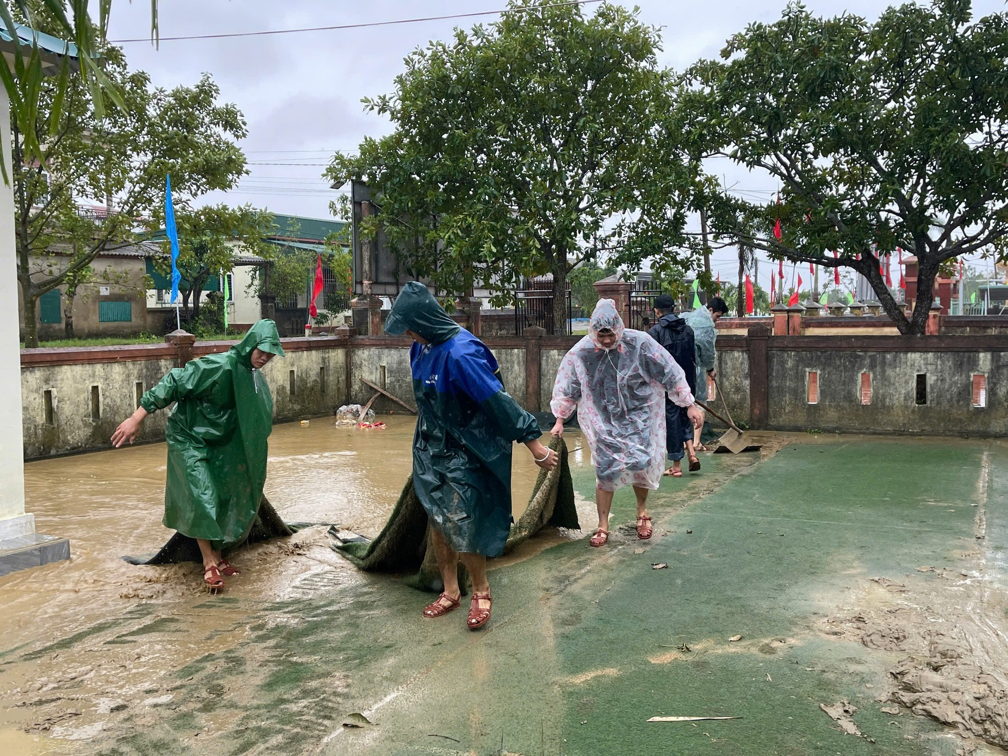 Quảng Trị huy động lực lượng dọn bùn đất, vệ sinh môi trường sau mưa lũ- Ảnh 2.