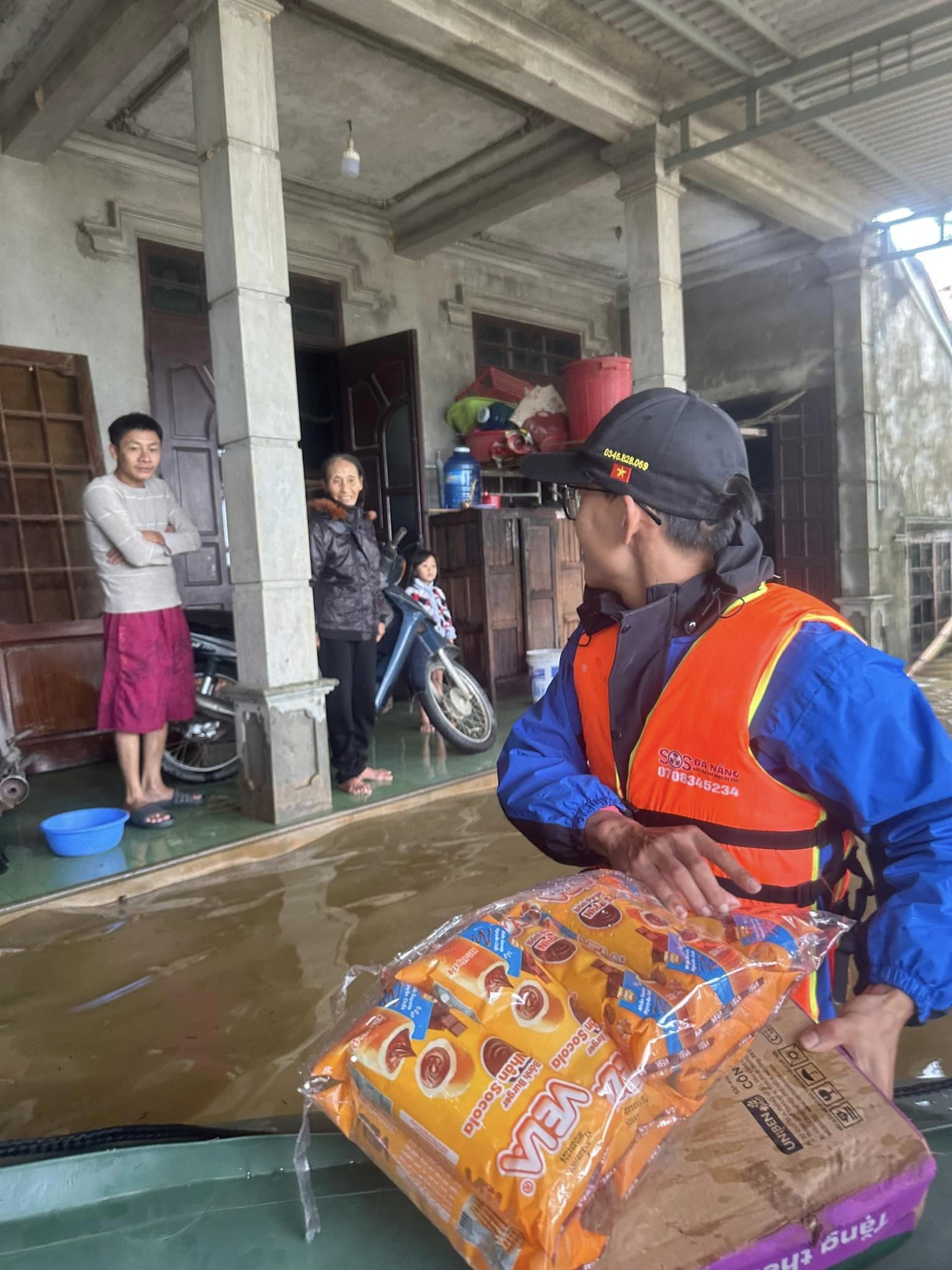 Ấm áp nghĩa tình đồng bào trong cơn bão, lũ- Ảnh 1.