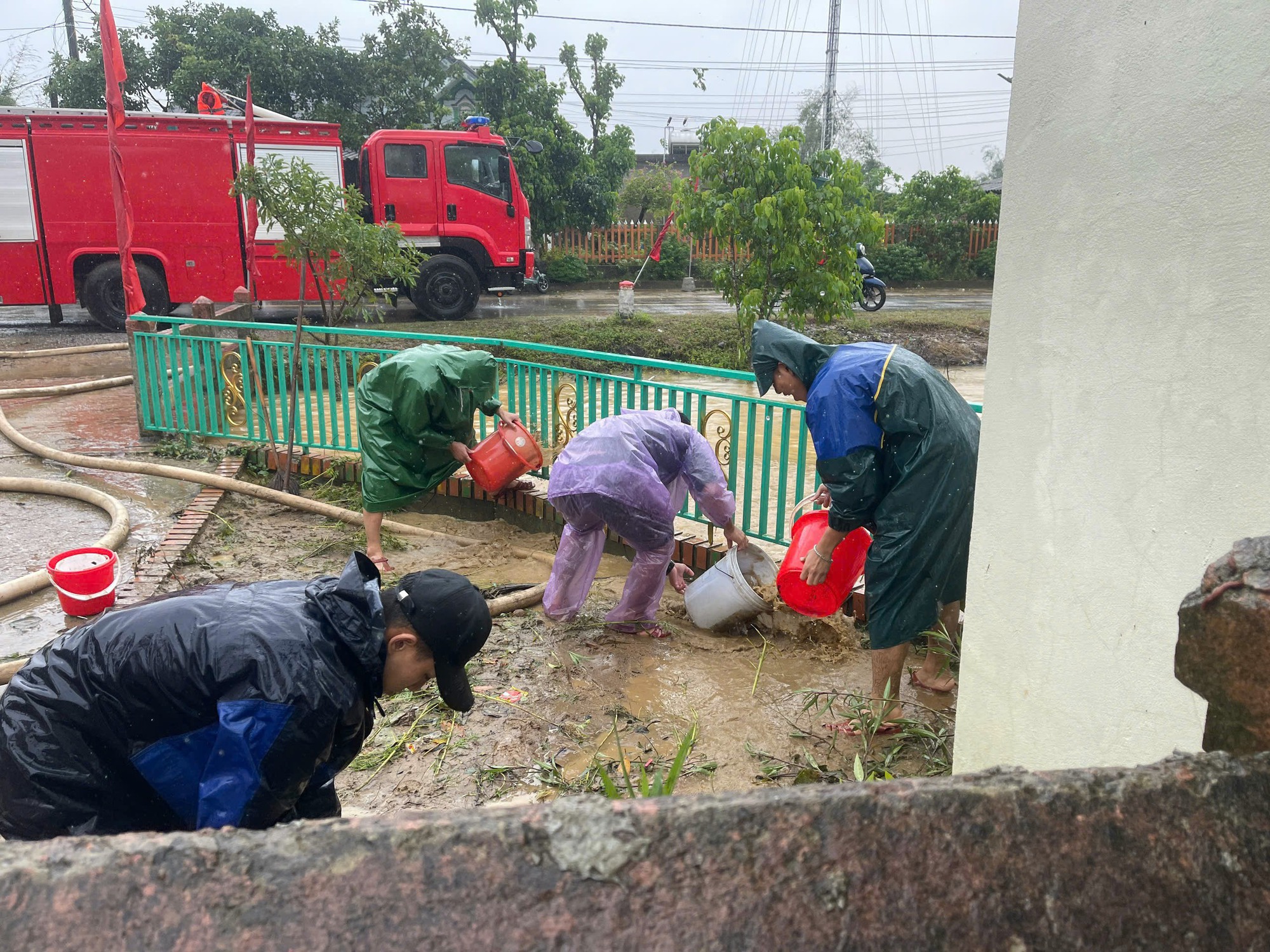 Quảng Trị huy động lực lượng dọn bùn đất, vệ sinh môi trường sau mưa lũ- Ảnh 1.