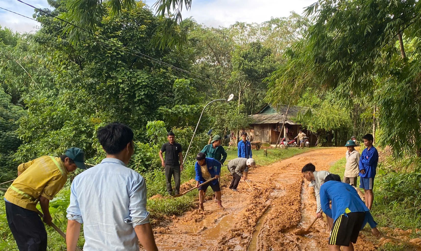 Quảng Trị huy động lực lượng dọn bùn đất, vệ sinh môi trường sau mưa lũ- Ảnh 12.