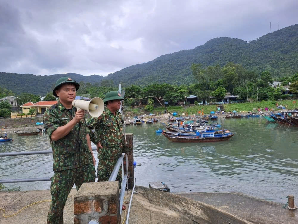 Hỗ trợ ngư dân khai thác thủy sản an toàn mùa mưa bão- Ảnh 2.