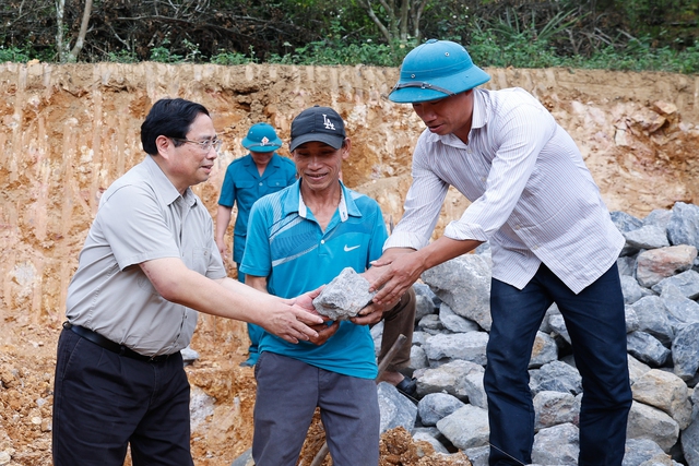 Thủ tướng Phạm Minh Chính tham gia khởi công xây nhà mới cho một số hộ gia đình có hoàn cảnh khó khăn trên địa bàn huyện Đà Bắc, tỉnh Hòa Bình - Ảnh: VGP/Nhật Bắc