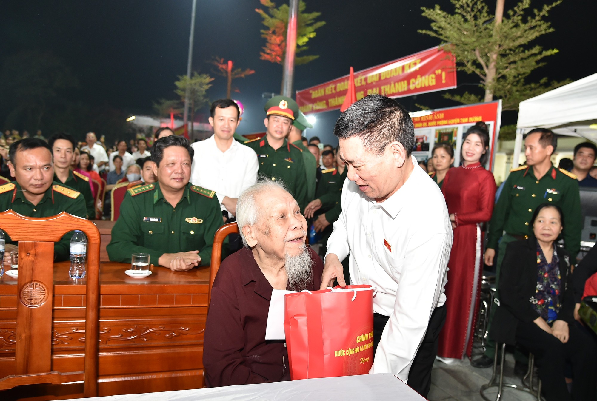 Chung sức, chung lòng, "tăng tốc" dựng xây đất nước ngày càng giầu mạnh, nhà nhà ấm no, hạnh phúc- Ảnh 6.