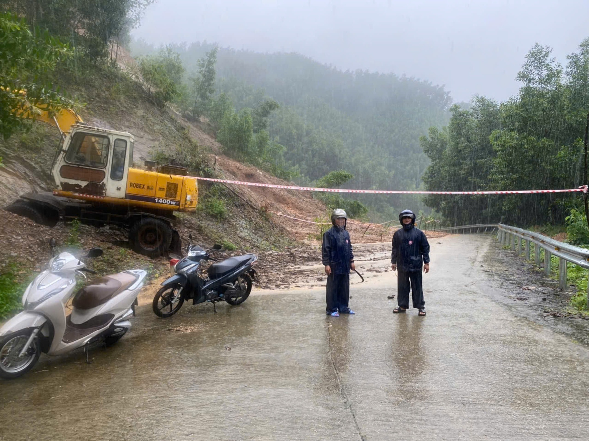 Quảng Ngãi khẩn trương ứng phó với mưa lũ, sạt lở- Ảnh 2.