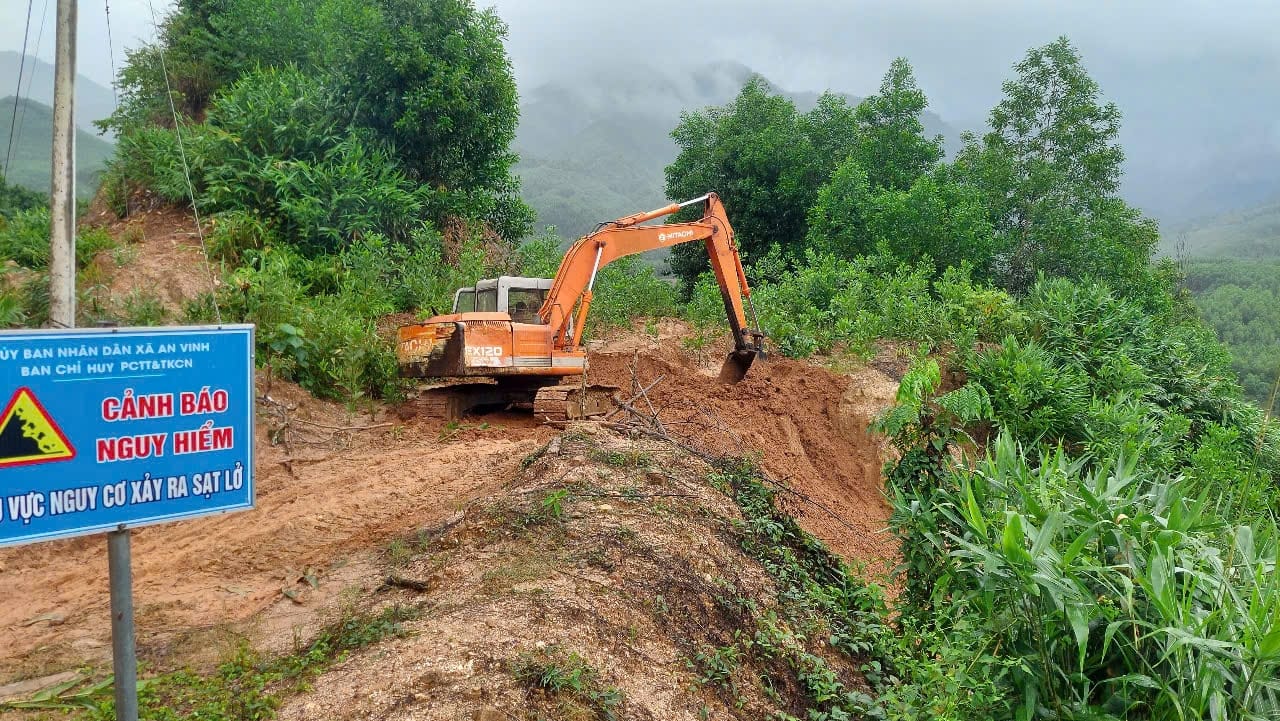 Bình Định: Khắc phục các điểm sạt lở, sớm thông tuyến giao thông tại miền núi- Ảnh 1.