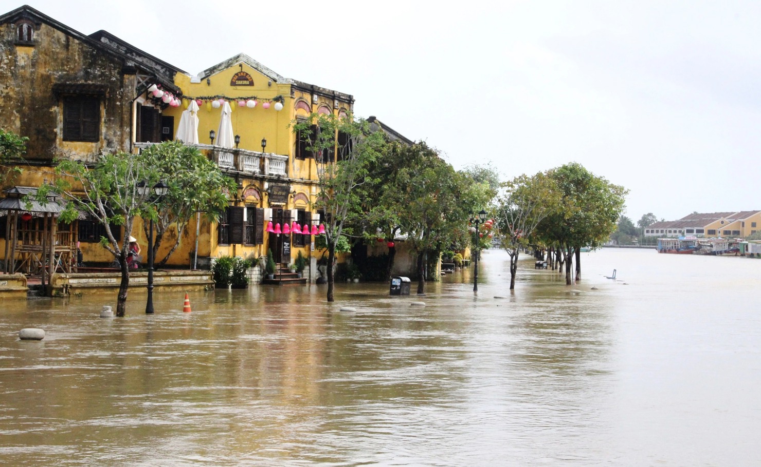 Lực lượng Công an chủ động ứng phó, khắc phục nhanh hậu quả mưa lũ ở Trung Bộ- Ảnh 1.