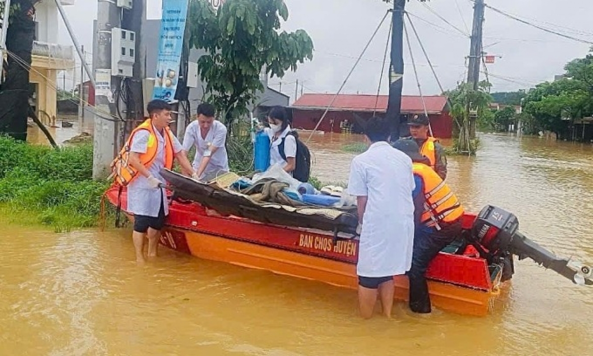 Các bệnh viện cần đảm bảo khám, cấp cứu trong mưa lũ, thiên tai- Ảnh 1.