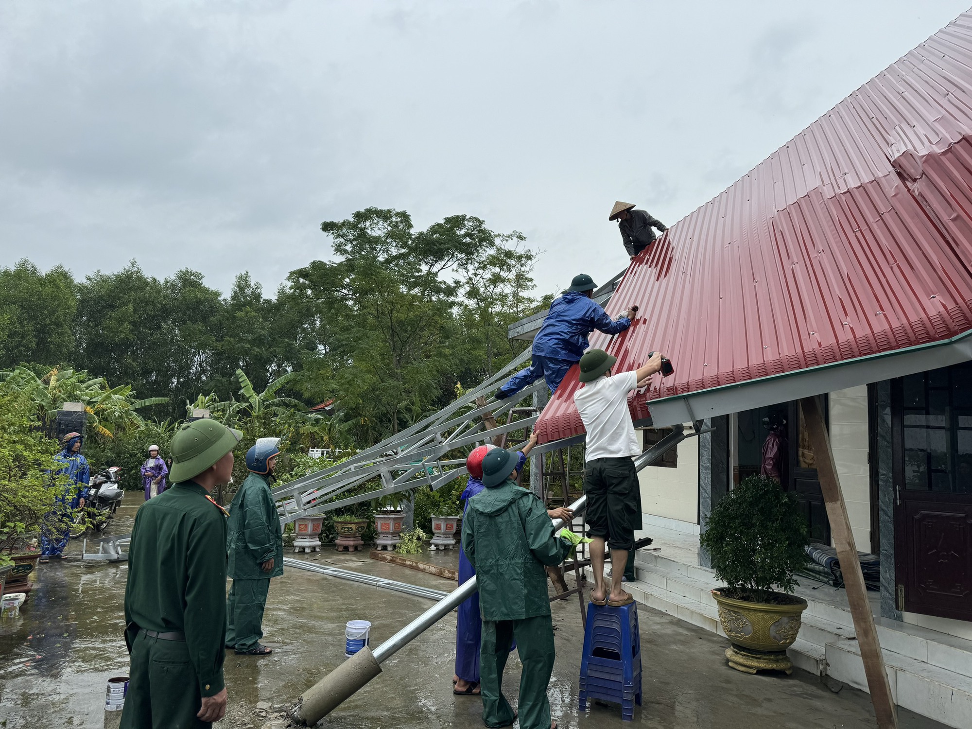 Quảng Trị: Lốc xoáy làm tốc mái nhiều ngôi nhà, gần 2.000 học sinh nghỉ học do ngập- Ảnh 1.