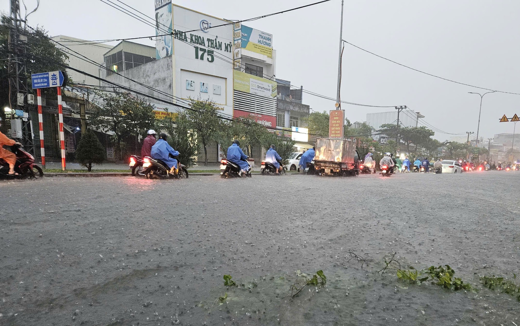 Đà Nẵng: Lực lượng vũ trang hỗ trợ sơ tán người dân tại vùng 'rốn lũ'- Ảnh 1.