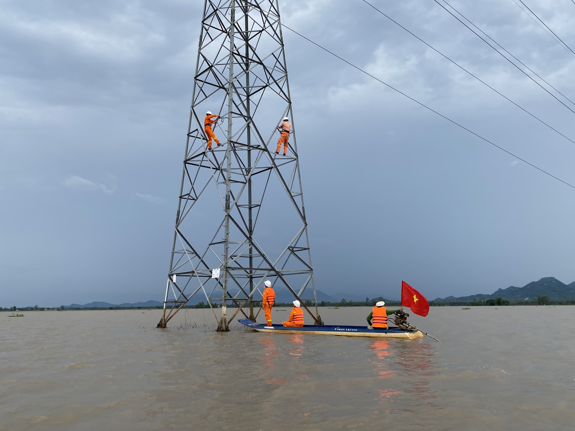 Bước tiến trong ứng dụng khoa học công nghệ quản lý, vận hành lưới điện truyền tải vùng sông nước- Ảnh 1.