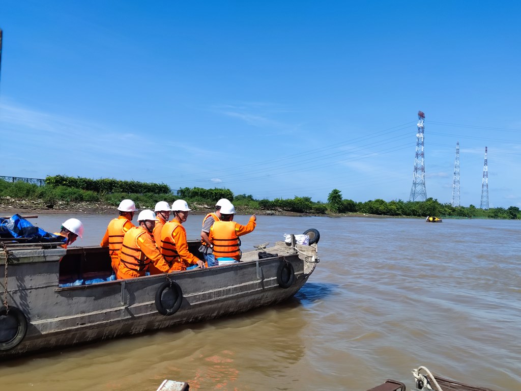 Gian nan vận hành lưới điện truyền tải miền Tây mùa nước nổi- Ảnh 1.