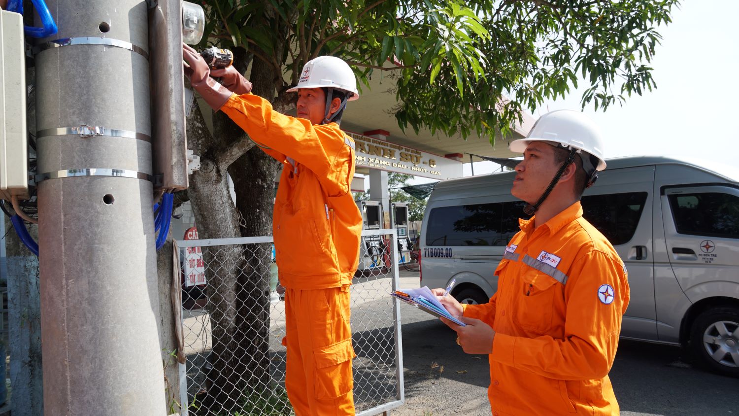 Công ty Điện lực Bến Tre tổ chức Lễ gắn biển công trình chuyển đổi số hệ thống đo đếm điện năng- Ảnh 2.