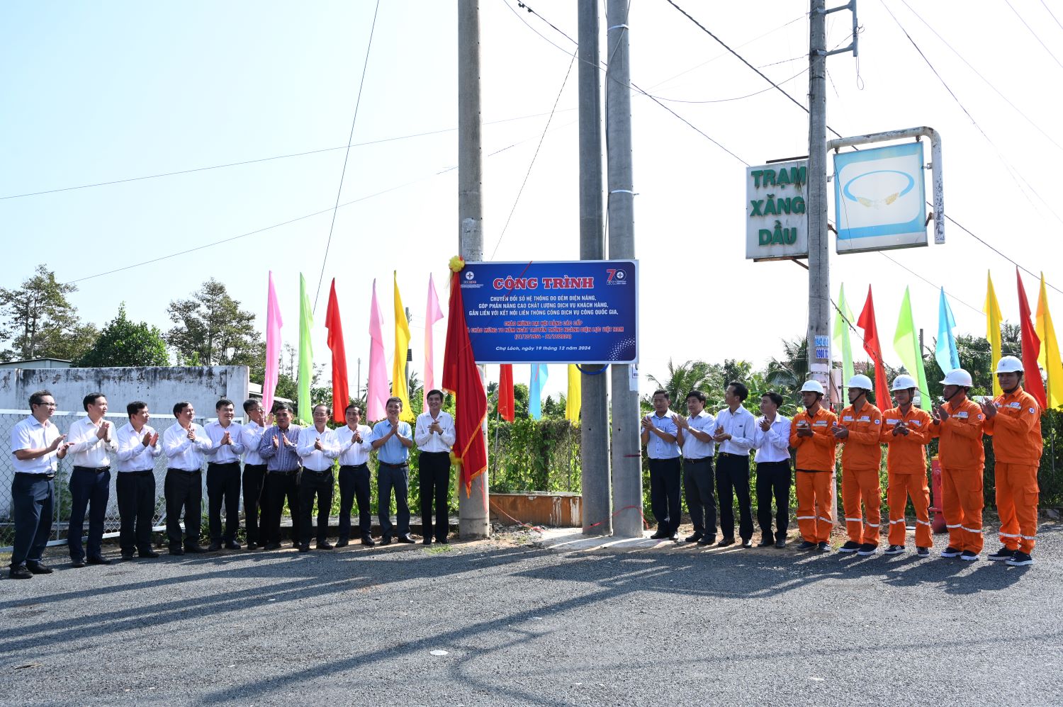 Công ty Điện lực Bến Tre tổ chức Lễ gắn biển công trình chuyển đổi số hệ thống đo đếm điện năng- Ảnh 1.