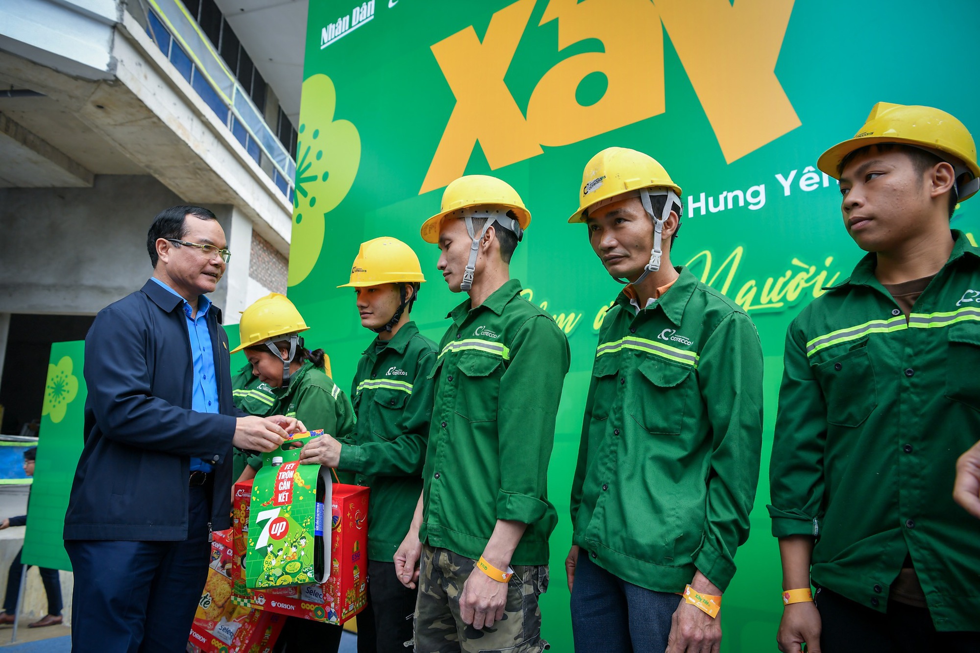 ‘Xây Tết 2025’: Trao tặng 2.600 phần quà Tết cho công nhân - Ảnh 1.