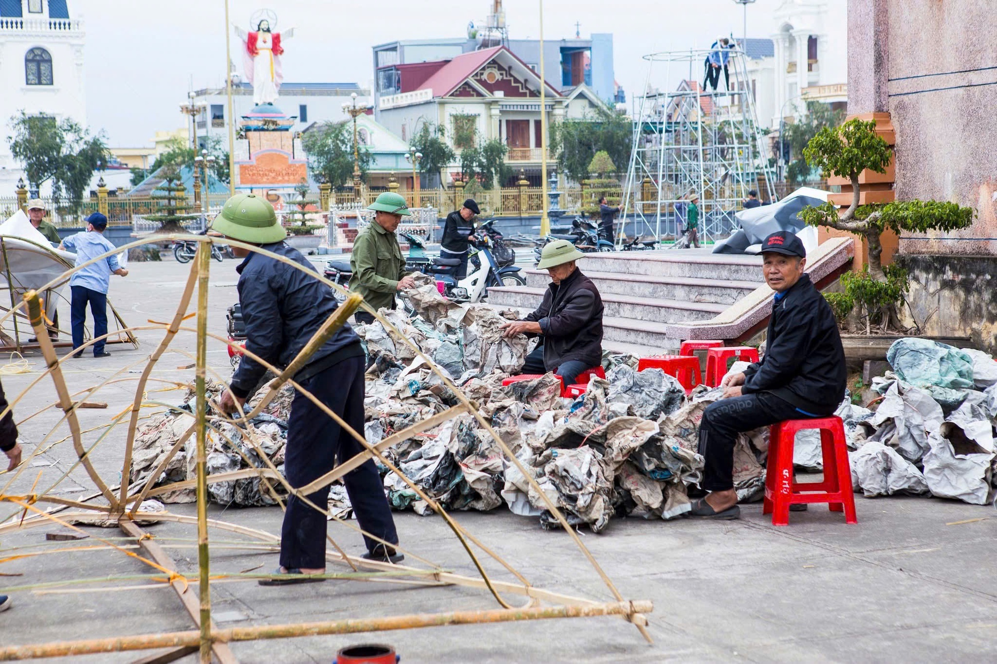 Đồng bào Công giáo hân hoan đón Giáng sinh- Ảnh 4.